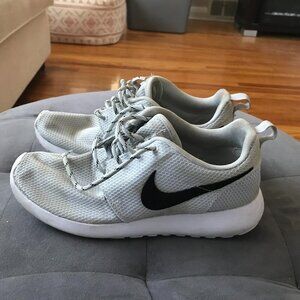 Nike Roshe Run Pure Platinum Black White Womens Size 7